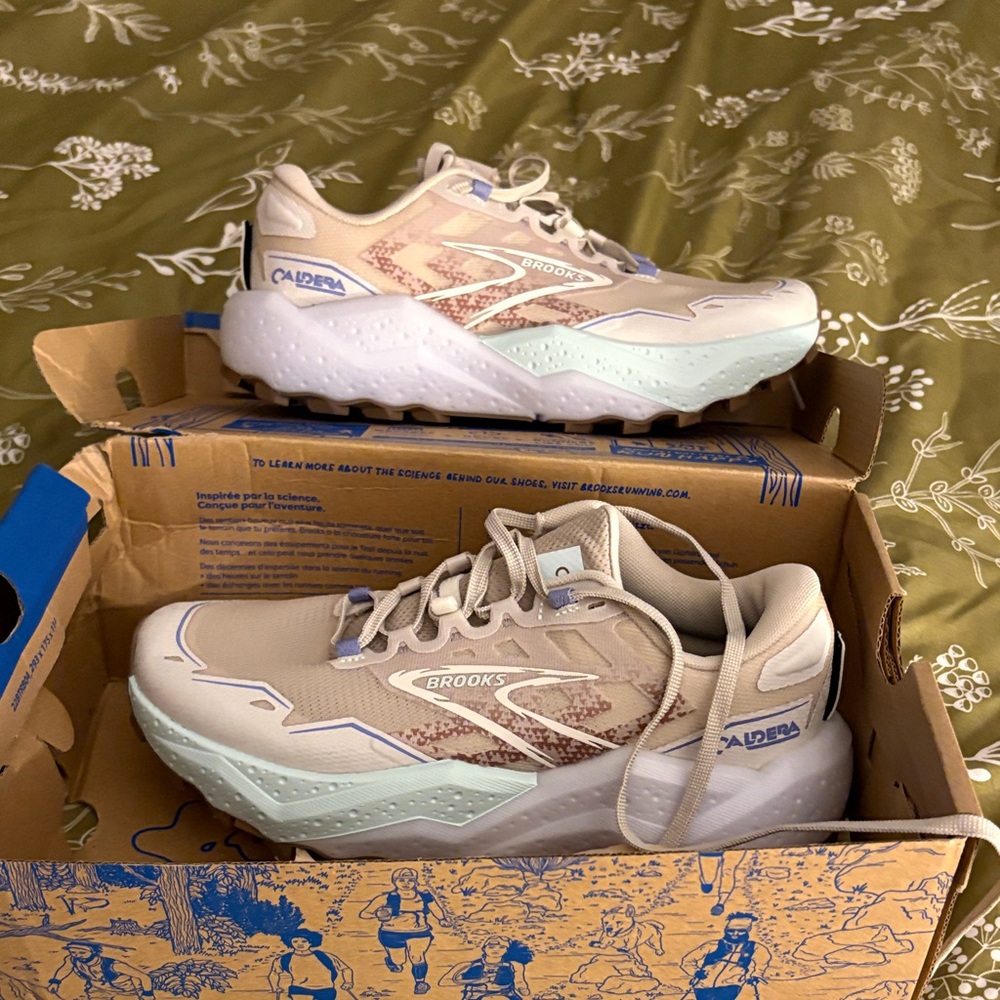 Brooks Women's Athletic Shoes - Cream and Light Blue